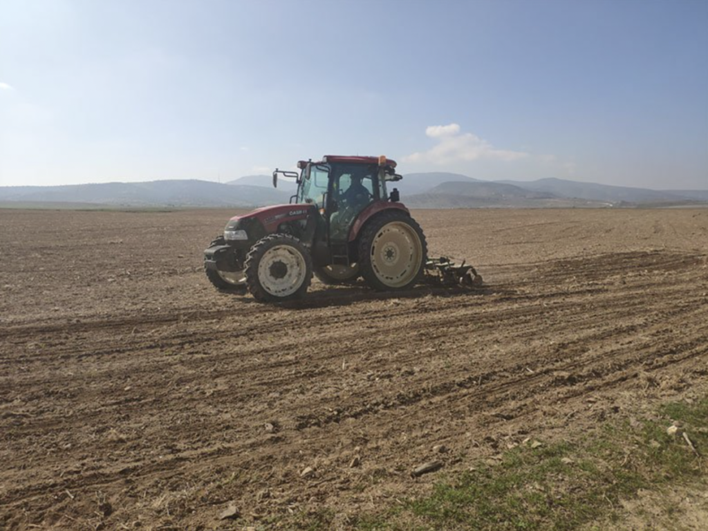 スマートフォンで利用できるGPSアプリケーション「FieldBee」でトラクターの経路計画と操作を可能にするeFarmer社について解説