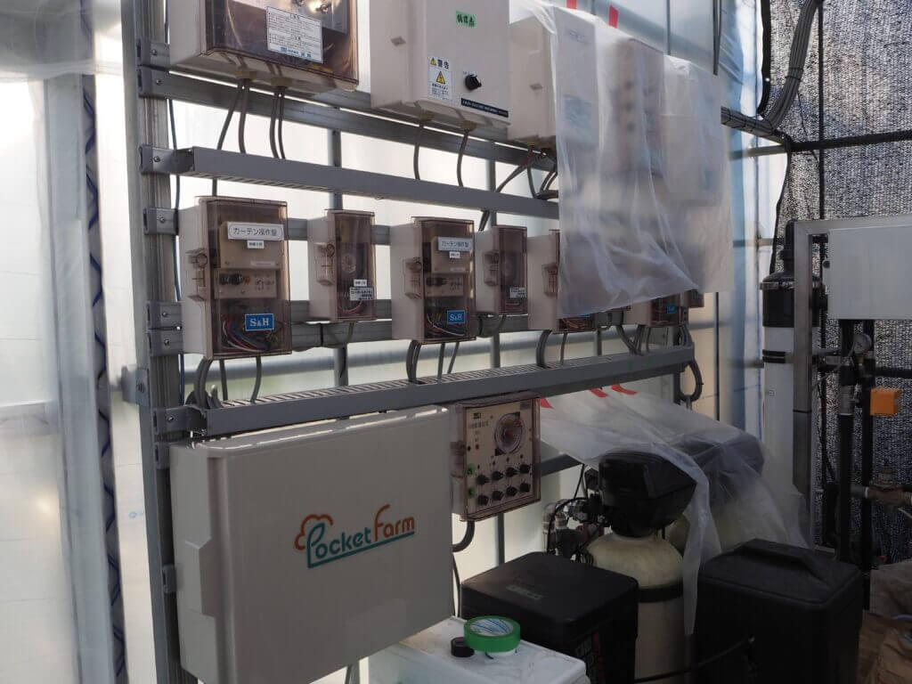 左下のボックスが本体。カーテンなど機器類は従来あるものをそのまま使用できた