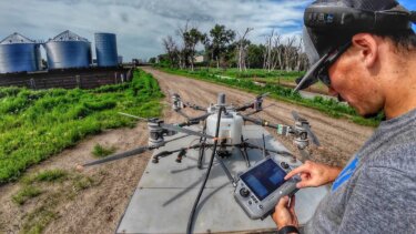 ドローンで牧草地をスプレー T100の実際の作業を徹底解説
